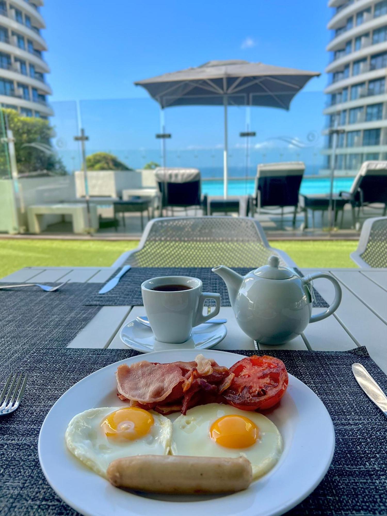 The Capital Pearls Hotel Durban Ngoại thất bức ảnh Breakfast at the pool