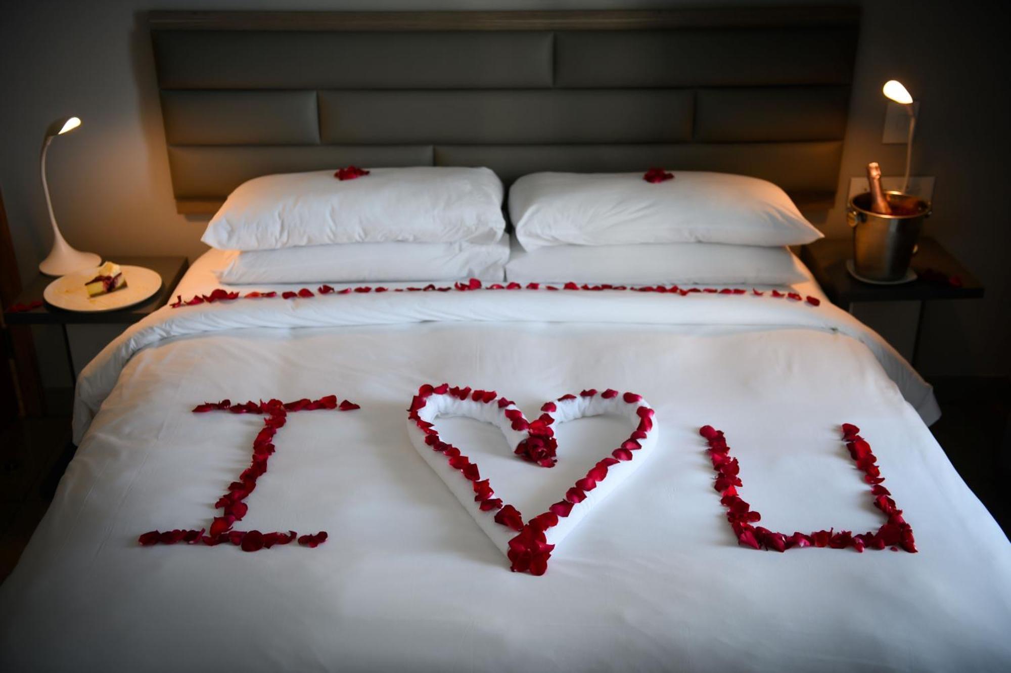 The Capital Pearls Hotel Durban Ngoại thất bức ảnh A bed decorated with rose petals