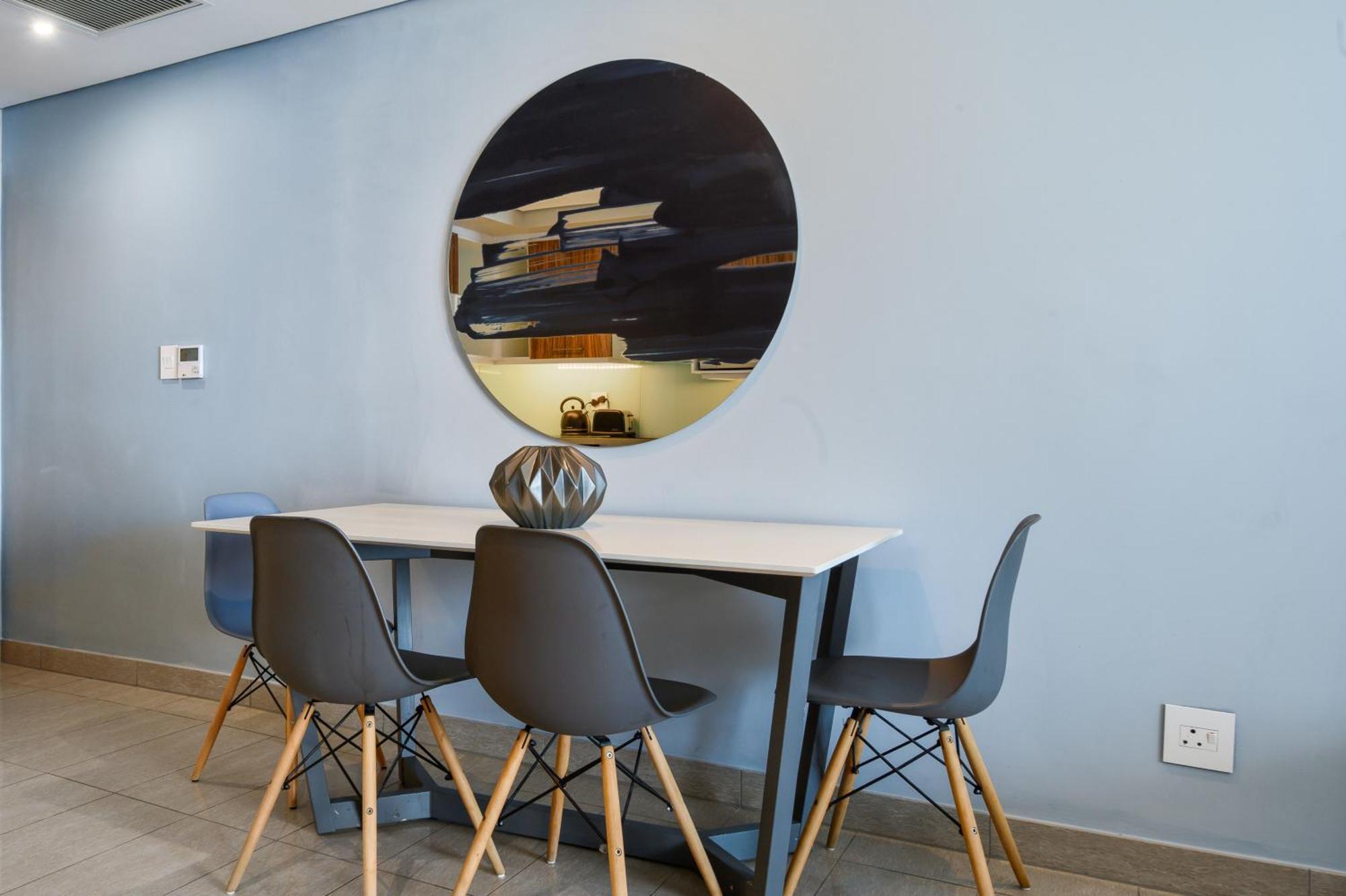 The Capital Pearls Hotel Durban Ngoại thất bức ảnh A dining room with a table and chairs